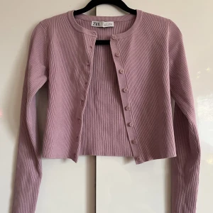 Ribbad lila kofta från Zara - Supersöt ribbad lila kofta/tröja från Zara i strl S<3