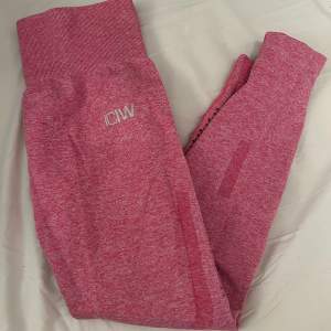 Säljer mina superfina rosa iciw tights pga att dom har blivit för små. Bara använt ett fåtal gånger. Storlek M men skulle säga att dom är små i storleken så mer som en S/XS!! Köparen står för frakten!!🩷 100kr+frakt!!
