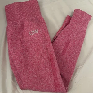 Iciw träningstights  - Säljer mina superfina rosa iciw tights pga att dom har blivit för små. Bara använt ett fåtal gånger. Storlek M men skulle säga att dom är små i storleken så mer som en S/XS!! Köparen står för frakten!!🩷 100kr+frakt!!