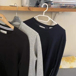 Tre riktigt feta tröjor - Tre riktigt feta tröjor i S. Bra pris oxh kontakta för fler frågor eller funderingar 