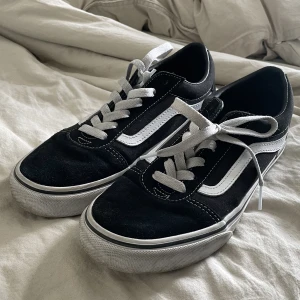 Svarta vans skor - Säljer då de inte kommer till användning längre. Använda fåtal gånger. Skorna är i väldigt bra skick. Köpare står för frakt! Vid snabb affär kan pris diskuteras!! Nypris 799kr (Skokartong kan skickas med)