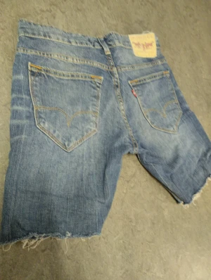 Levis shorts  - storlek är M, cool till sommaren, sick 7/10. Om du vill ha flera bilder eller du har frågor du kan skriva till mig 🤗💛