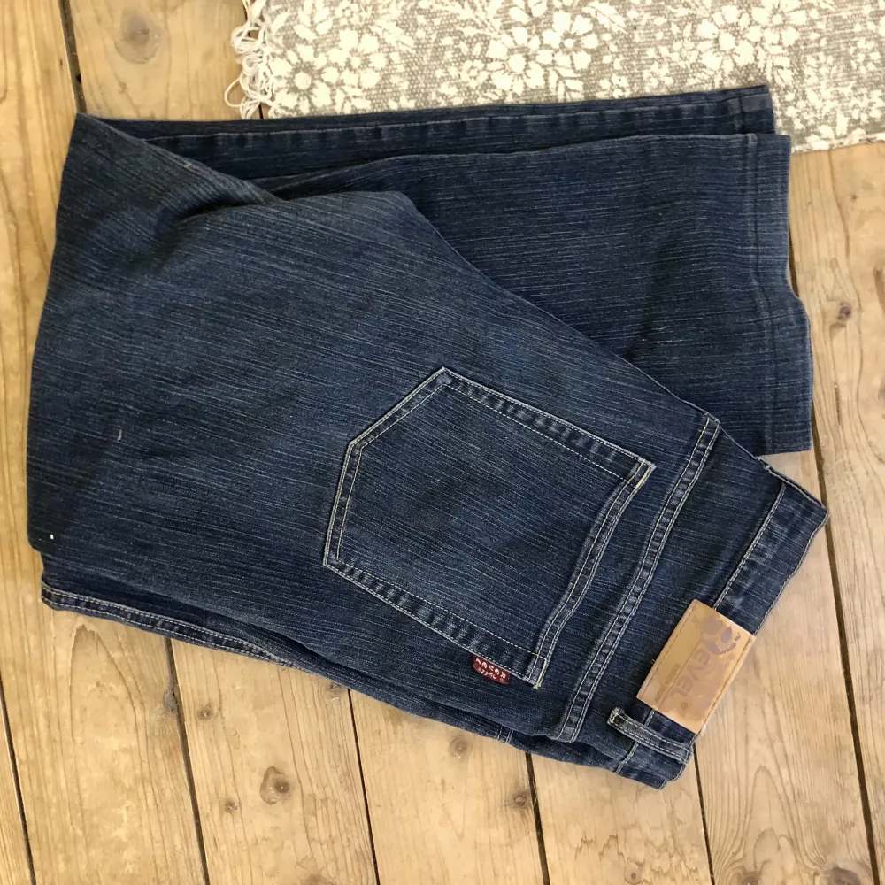 Marineblå loose jeans, har lite vit färg på ena byxbenet. Jeans & Byxor.