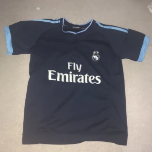 Tröja  - Säljer en helt ny Ronaldo tröja med ett tryck där bak. Tröjan är i perfekt skick och materialet är perfekt och mjukt. Jätte fin och skön!