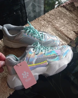 Holo Sneakers - Holografiska sneakers i storlek 38  Endast provade på
