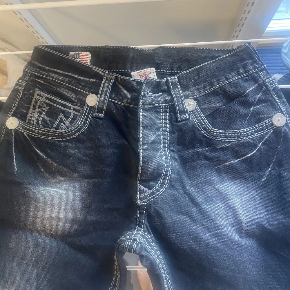 selger til høyeste bud💕kjøpt for 1200kr💕 lowwaist bukse i størrelse s i livet og m i beina. Jeans & Byxor.