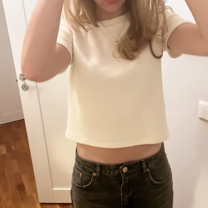 Stickad Zara t-shirt  - Supersnygg benvit kortärmad stickad tröja från zara! Endast använd ett fåtal gånger❤️‍🔥