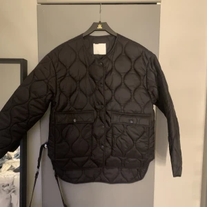 Trendig vårjacka  - Hej! Säljer denna finna vårjacka som är helt oanvänd och endast testad. Säljer den då den är för stor för mig. 