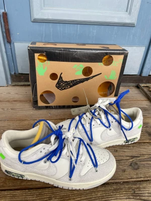 Offwhite dunks (LOT32) - Quicksellar dessa då jag behöver pengar. Köpta för 5999kr på kicksNstuff förra sommaren. Kvitto och og box medföljer! Endast använda en gång. Finns i Umeå/Piteå men kan fraktas också. Hör av er om ni har funderingar eller vill ha fler bilder. 😄