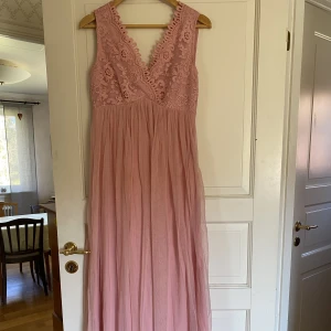 Superfin balklänning från Vila - Säljer denna superfina balklänning🌸man kan ha både bh och inte under den vilket jag tycket var väldigt bra med den😁Använda en gång och den är super skön att ha på sig🤗