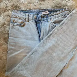 Ljusa weekday jeans ROWE i storlek W24 L30 Frakt tillkommer💕