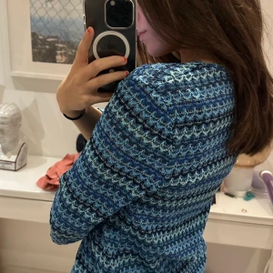 Cool tröja  - Jätte fin topp typ virkad! Fina färger nu till sommaren. Passar till allt, klä ner klä upp med en fin kjol eller kostymbyxor! Köpt second hand, Använd ett fåtal gånger💕