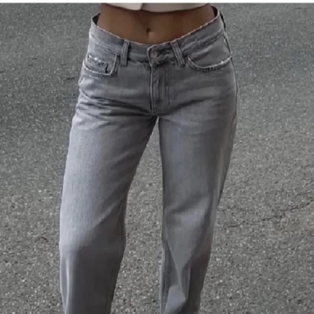 Säljer dessa grå lågmidjade jeans från Gina tricot då de inte kommer till användning mer❣️Storlek 32 men känns mer som en 34. Nypris 599kr. Jeans & Byxor.