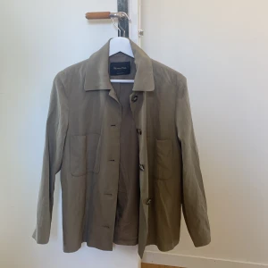 Snygg kavaj  - Supersnygg kavaj från Massimodutti! Knappt använd! 