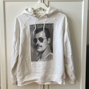 Hoodie - Snygg hoddie med Freddie Mercury som motiv. Använd så lite nopprig men inget som syns på avstånd (se tredje bilden för tydlighet). Skicka ett meddelande vid frågor😊