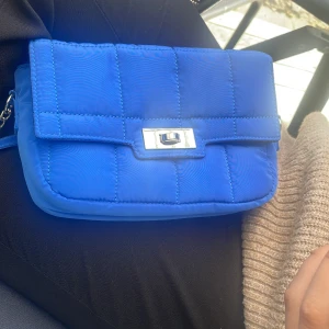 Fin väslq - Detta är en tygväska som inte är använd beställde den för 1 vecka sen men köpte fel färg därför säljer jag den 