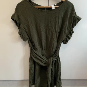 Jumpsuit  - Jumpsuit från H&M, militärgrön XS