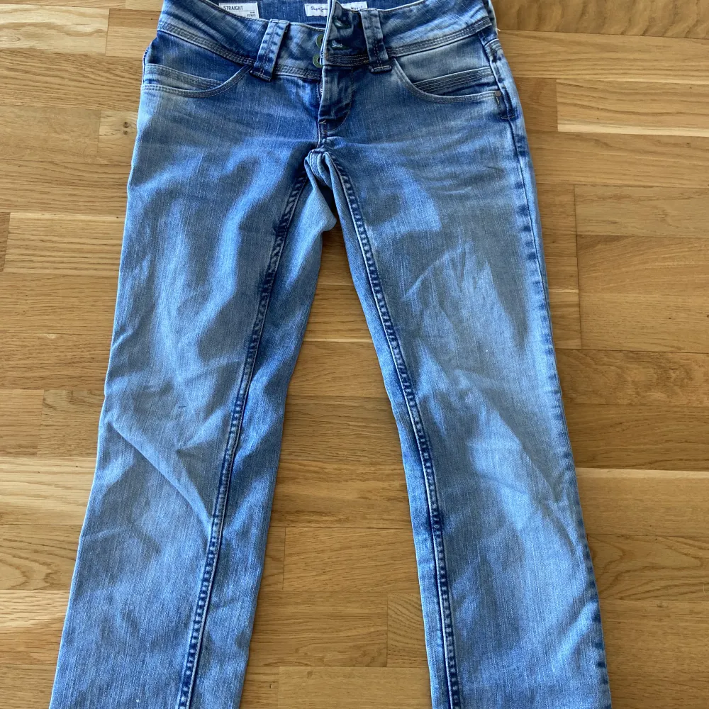 Blå, low waisted och straight Pepe jeans. Använda en gång. Upp sprättade längst ner. Passar en 34, ca 165cm. Nypris va 900kr, Säljer för 300kr. . Jeans & Byxor.