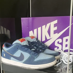 Nike dunk low SB Why so sad? - 🦋Nike SB dunk low why so sad? 🦋🔥Perfekt skick 🔥☀️Perfekt till sommaren ☀️💯Box, kvitto och extra skosnören tillkommer 💯✅Svarar gärna på frågor eller skickar fler bilder ✅📦Kan fraktas eller mötas upp i Stockholm 📦🌸Pris kan diskuteras vid snabb affär 🌸
