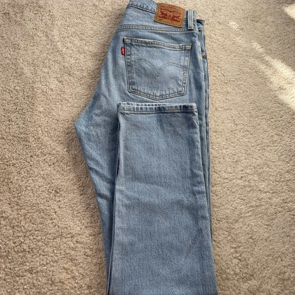 Jeans från Levi’s. Jättefint skick. Strl W29/L30. Slutar precis under ankeln på mig som är 173 lång.. Jeans & Byxor.