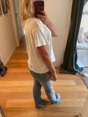 Lågmidjade unika jeans - Sjukt coola och unika bootcut lågmidjade jeans med coola detaljer. Midjemåttet är 78 cm och innerbensmåttet är 80 cm. Pris kan diskuteras vid snabb affär och det är bara att höra av dig vid frågor osv💖