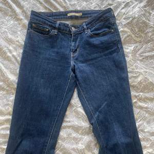 Säljer dessa jätte snygga Levis jeansen i modellen 714 straight! Säljer dom då de inte passar mig💓 jeansen är låga i midjan. skriv om ni har frågor!💞