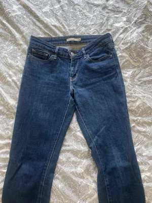 Jeans - Säljer dessa jätte snygga Levis jeansen i modellen 714 straight! Säljer dom då de inte passar mig💓 jeansen är låga i midjan. skriv om ni har frågor!💞