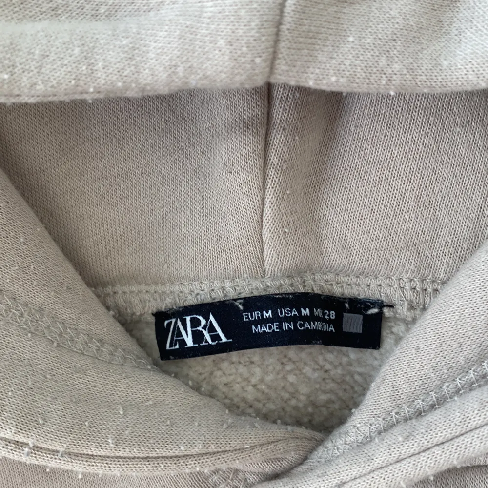 Beige luvtröja/ hoodie från Zara, säljer pga ingen användning, perfekt skick. Skriv privat för frågor eller bilder 💕 Diskuterar inte pris.. Hoodies.