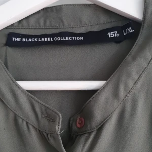 Klänning (kaftan) - Mossgrön klänning/kaftan från Lager 157. Med fickor och knappar fram. The black label collection. 