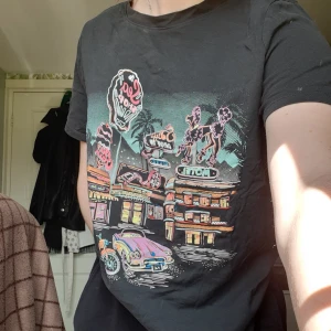 T-shirt med tryck - T-shirt med snyggt tryck. Den är i fint skick och trycket sitter kvar som det ska. Skriv för mer info💗🌸