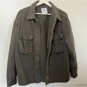 S/M - Snygg helt felfri jacka tryck inte köp direkt