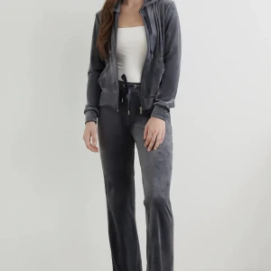 GINA TRICOT MYSSET - Säljer detta myssetet från Gina tricot, använt men inga difekter eller något. Både tröja och byxor. Ny pris: 450kr