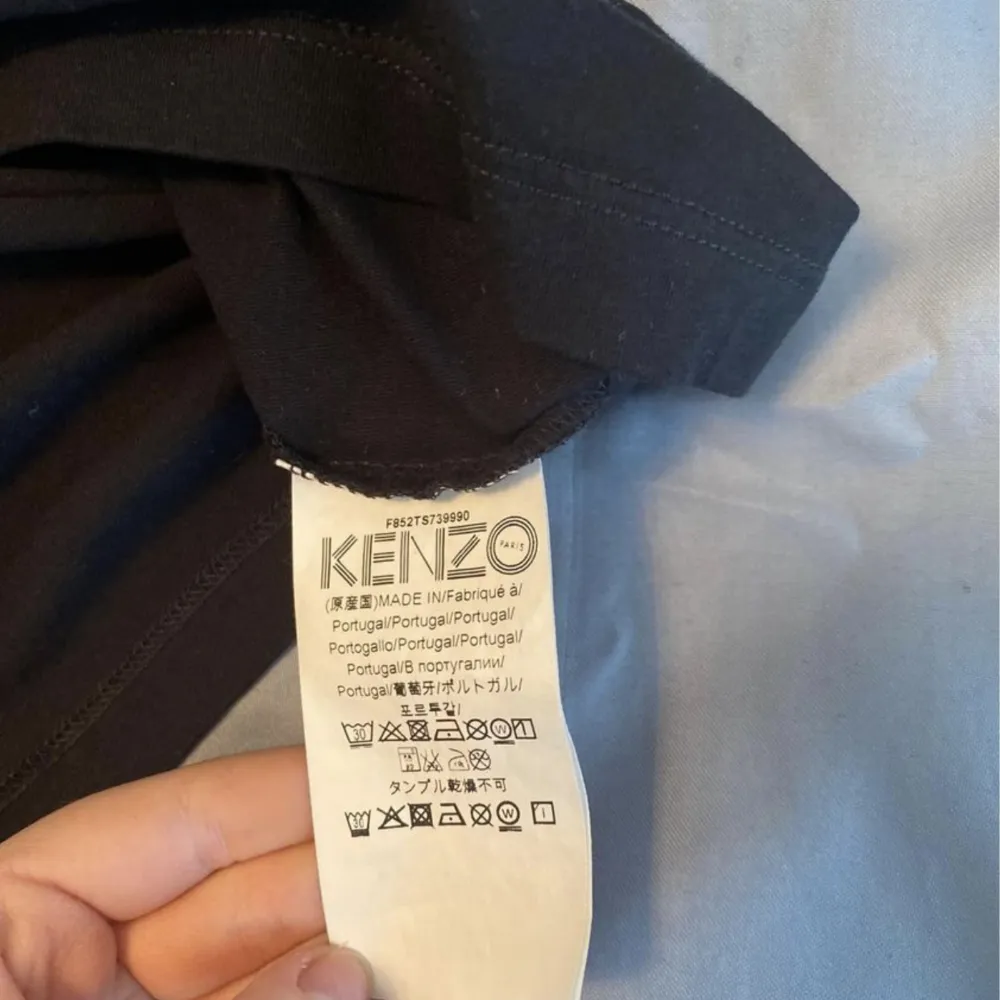 Märke Kenzo Färg svart Originalpris 1100kr Knappt använd  Önskar ni flera bilder är de bara och skriva, då man inte får plats med allt här!. T-shirts.