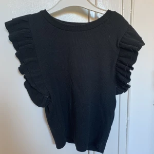 Zara topp - Jag säljer den här jättefina volangtoppen från Zara som är perfekt till sommaren. Använd endast ett fåtal gånger och  plagget är i väldigt bra skick. Den är i S men passar mig som har XS. 