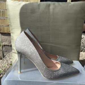 Klackskor  - Endast prövade, storlek 38. Går att hämta i Kristianstad alternativt fraktas spårbart.