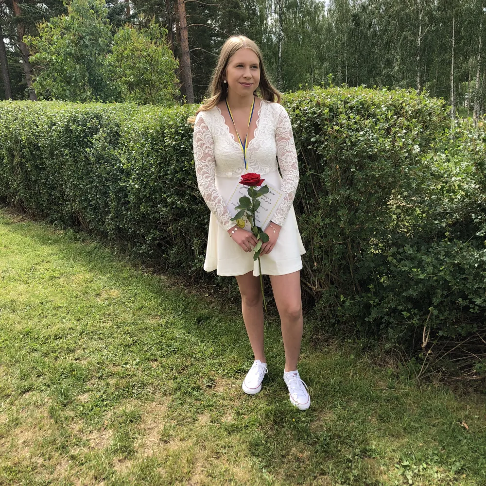 En vit super fin klänning (hade den när jag slutade 9an). Perfekt till skolavslutning eller studenten. Strl s. Klänningar.