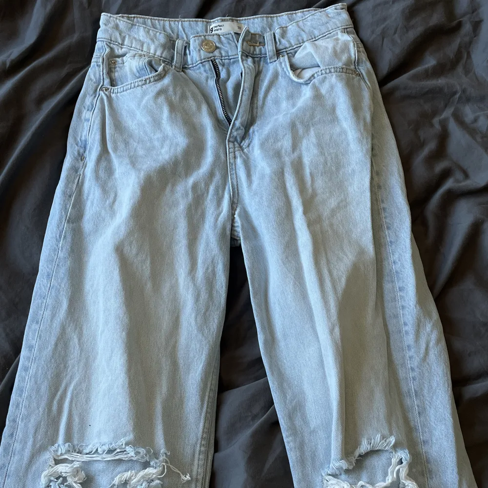 Säljer mina supersnygga jeans från Gina tricot då dom blivit för små för mig. Dom är använda ca tre gånger. Vid mer frågor så skriv💕. Jeans & Byxor.