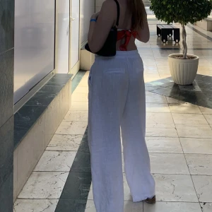 Linnebyxor  - Intresse koll!!!!!  Dessa jätte fina linnebyxor kommer inte till användning då jag köpt nya. De är knappt använda och är i nyskick. Perfekta till sommaren.  Pris kan diskuteras 💥