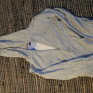 En fin grå gant zip hoodie som längre ej används, inga defekter!