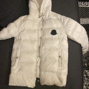 Moncler jacka - Bra skick på den, säljer den eftersom den inte passar mig längre. Pris kan diskuteras  Storlek s