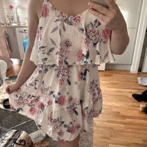 Söt playsuite  - En väldigt söt och somrig playsuite som kan användas med eller utan armar. Otroligt skönt material. Mer info på sista bilden. Jag är 172cm. Är helt oanvänd! KOLLA GÄRNA IN MINA ANDRA ANONSER, DET MESTA ÄR HELT OANVÄNT 🥰