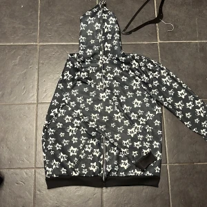 Fullzip Hoodie - Hoodie som köptes här på plick, kommer inte till användning längre