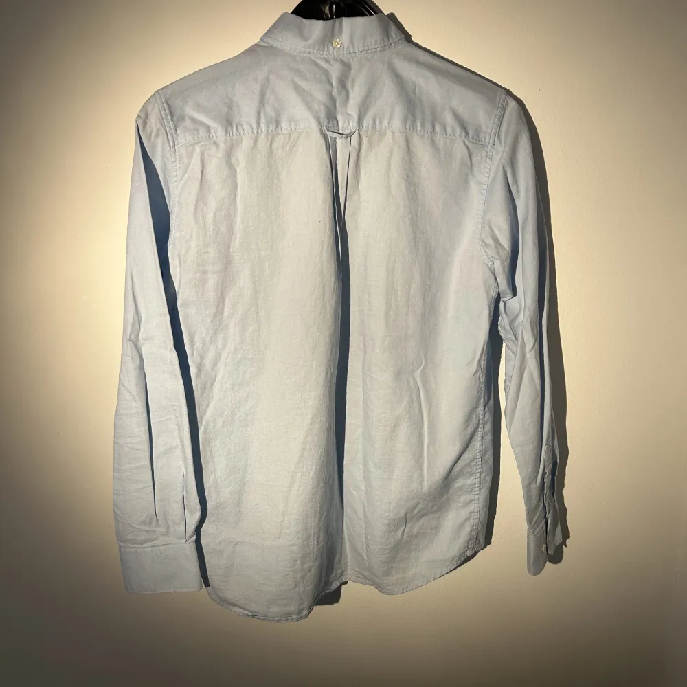 Jag säljer min Gant skjorta i storleken S. Skicket är 10/10 och den är knappast använd. Säljer den då den är för liten.  Skriv för mer bilder!!. Skjortor.