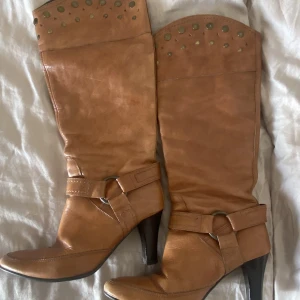 Boots - Så fina boots, som ja tyvärr inte får på mig då jag har för breda fötter😫 Skulle rekommendera till en 37/38 med smala fötter