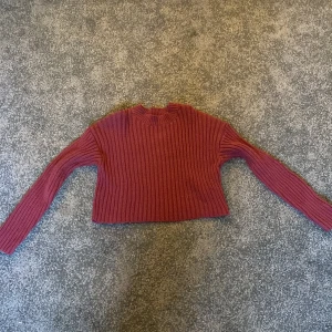 stickad tröja - Säljer denna superfina stickade tröjan från forever 21, köpt i usa och aldrig använd. Super fint skick och sitter perfekt