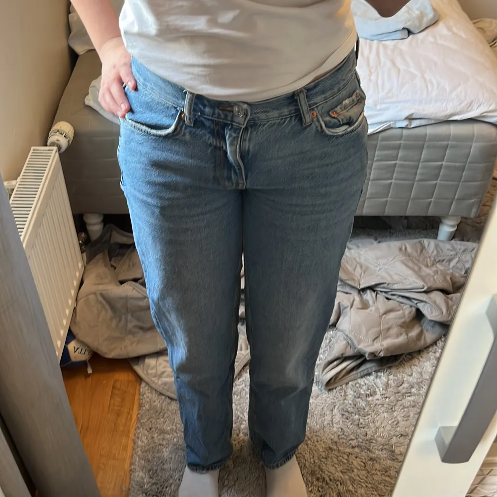 Slutsålda Blåa low waist straight jeans på ginatricot som är använda men fortfarande jätteebra skick💞 skriv för bild eller frågor!! Nypris 500 kr!! Men . Jeans & Byxor.
