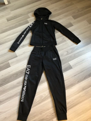 Armani - Fint Armani ställ, fint skick knappt andvänt, st xxs, passa mig som är 155, köpte på jd sport för 1800