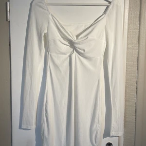 Söt sommarklänning  - super fin vit klänning från shein, jätte fint skick men är tyvärr för liten för mig. Den är i storlek M men den är mer som en S❤️‍🔥