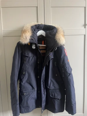 Parajumper  - Väldigt fin vinterjacka!  En klassisk Parajumper, i bra skick.  Priset kan diskuteras. 