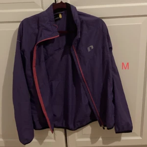 Lätt tränings jacka - Jackan är en tunn träningsjacka som är i nyskick och har endast använts en gång!  Den är i storlek M och är av märket newline.   